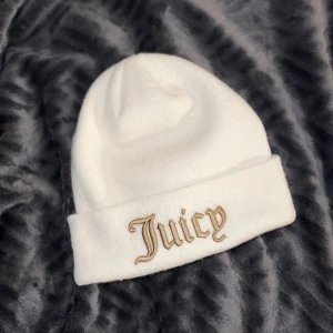 Juicy Couture mössa - Ny skick, endast provad. Säljer då den tyvärr inte kommer till någon användning 😞❤️Beige/vit i färgen 