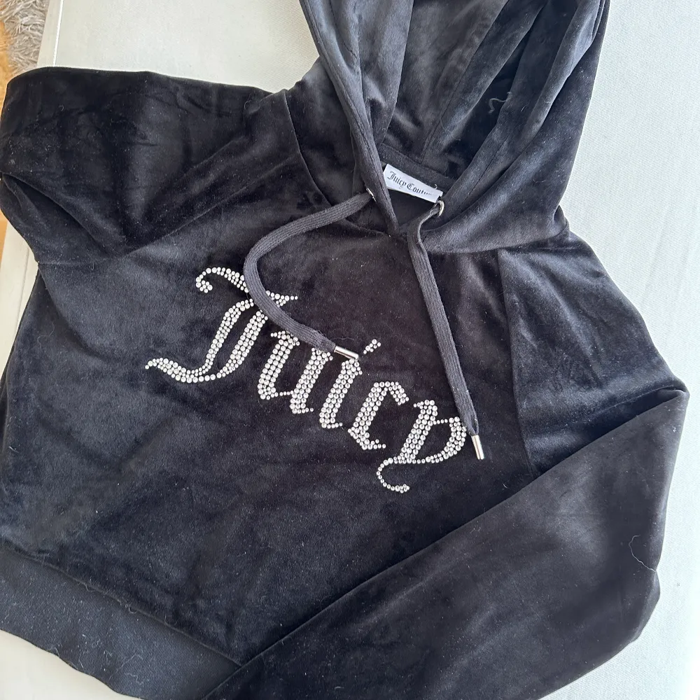 Juicy Couture hoodie i strl S, använd 1 gång och tvättad. Nyskick! . Hoodies.