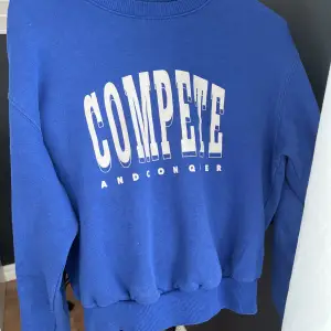 En blå sweatshirt från H&M Stl: xs