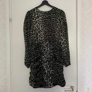 Fest klänning  - Säljer denna fina klänning i storlek M från Vero Moda, helt ny, oanvänd. Nypris:399kr