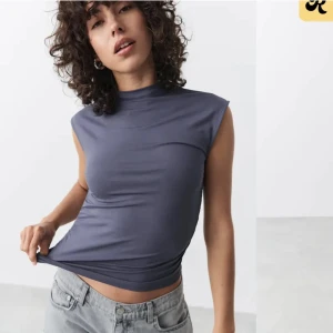 Gina Tricot topp  - Säljer dena populära topp från Gina Tricot. Tröjan är i färgen Blue Smoke! Aldrig använd och där av i bra skick💓