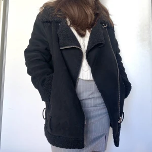 Vinterjacka  - En oversized vinterjacka som är snygg till många olika outfits och värmer riktigt bra. Den är välanvänd med i fint skick. Den har fickor med dragkedjor så att inga nycklar trillar ut när man springer till bussen. Storlek S.