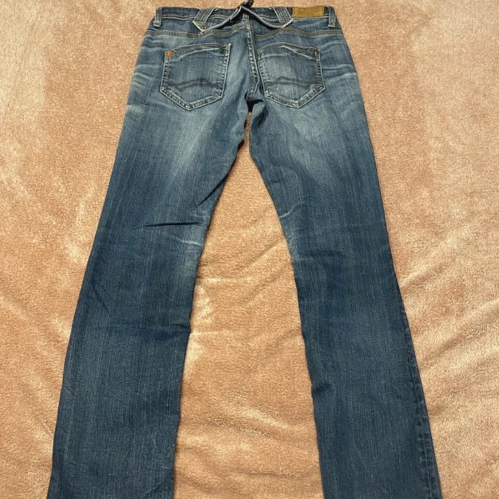 Intressekoll på dessa skitsnygga Low waist raka jeansen! Älskar verkligen färgen och detaljerna bak😍🙏 Storlek 27/32, liiite för små för mig som är 173 och brukar ha stl 36/38. . Jeans & Byxor.