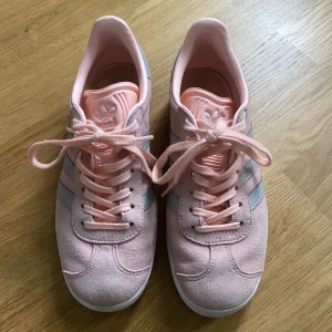 Adidas sneakers - Jättefina ljusrosa adidas gazelle med grå detaljer, som tyvärr inte kommer till användning. Mycket sparsamt använda, i jättebra skick! strl US 5/ EU 36