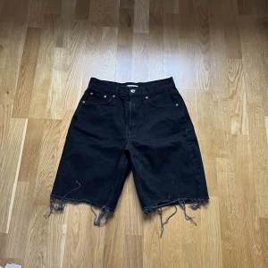 shorts  - Ett par svarta shorts från Gina Tricot. Är 160 cm lång och dessa gå lite över knäna på mig. 