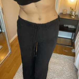 Byxor - Snygga byxor med slits ner mot foten, skönt material men säljer för att dem är för korta för mig💞