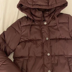 Vinter jacka  - Denna vinter jacka är mer vinröd mörkare ton än vad som framkommer och knappt använd. Den passar även S. Pris kan diskuteras💛