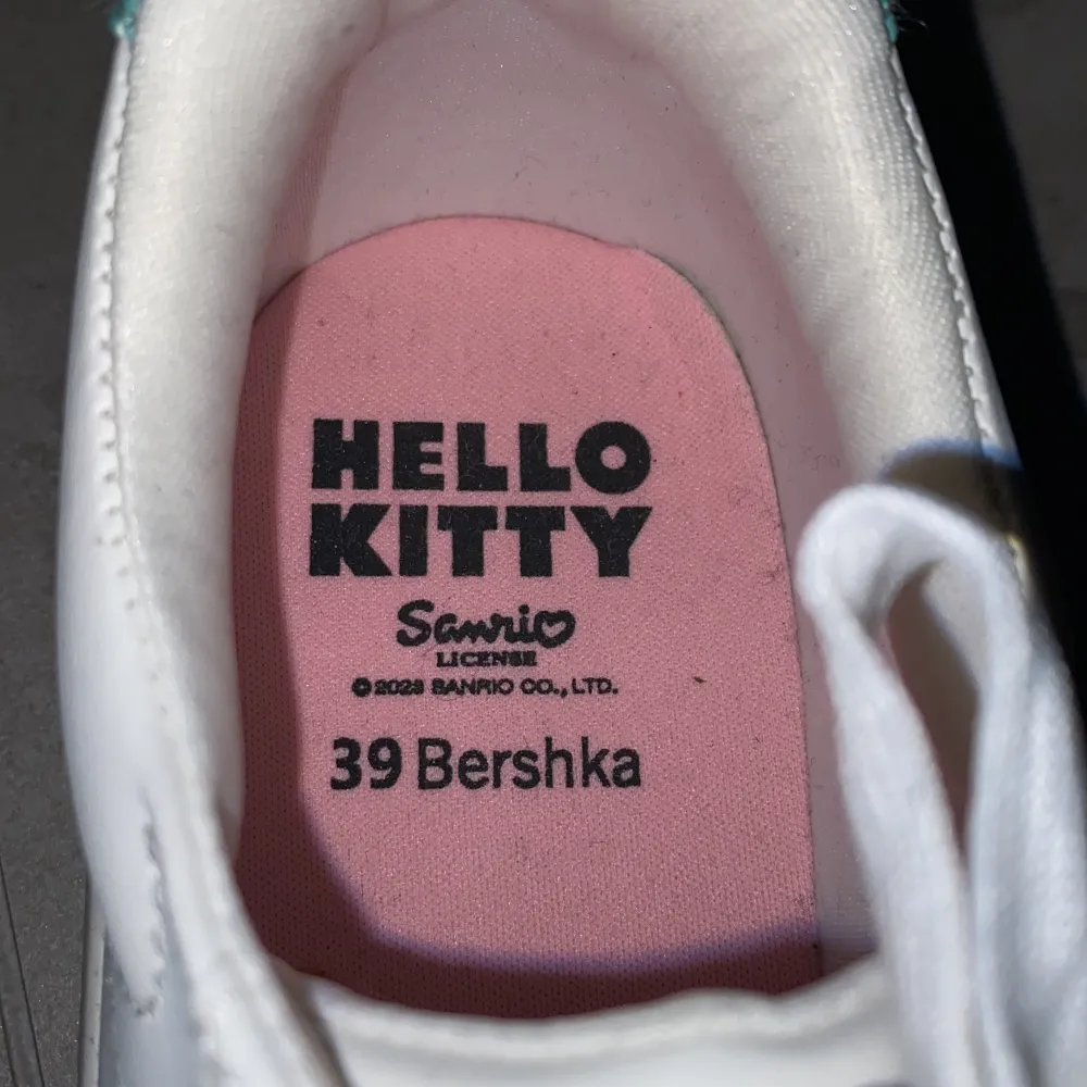 Hello Kitty skor i storlek 39 från bershka, säljs inte längre om jag inte minns fel. Endast testade och i nyskick :). Skor.