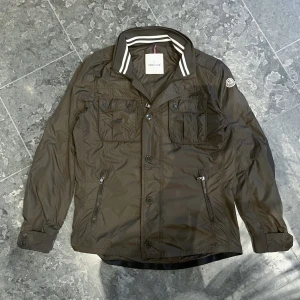 Moncler ”mate” jacka - Säljer denna grymt fina moncler ”mate” jacka!  Storlek: 3/M Skick: 9/10, nyskick Pris: 2000kr