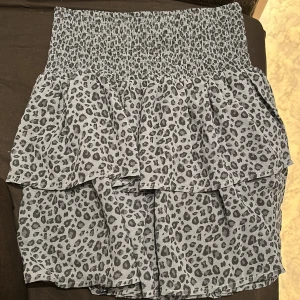 Blå volangkjol - Blå leopardmönstrad volangkjol från Kappahl i storlek 170/S. Skriv vid funderingar eller för fler bilder 🩵