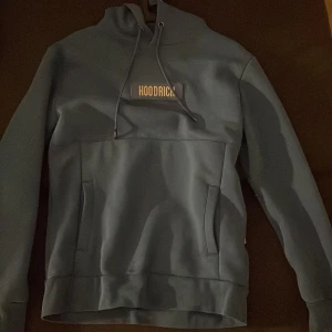 Hoodrich Hoodie - En Hoodrich Hoodie som knappt e använda senaste tid fläckfri en skada tyvärr på snöret också på den ena då 