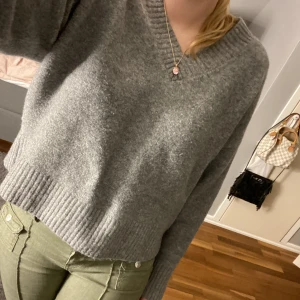 stickad tröja  - superfin