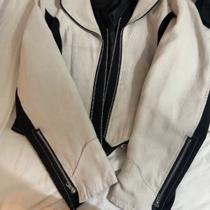 Jacka  - Köpt på Plick men var inte min typ av jacka. Passar för S-M (oversized)