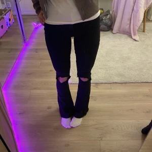 Jeans - Ett par bootcutjeans från Gina💕 har själv klippt hålen på knäna🤩 nästan inget tecken på användning💕 kom privat om du har fler frågor! Köpare står för frakt🥰