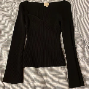 Populär hjärtformad hm tröja  - Hjärtformad tröja med vida armar, så fin men tyvärr lite stor på mig 😭