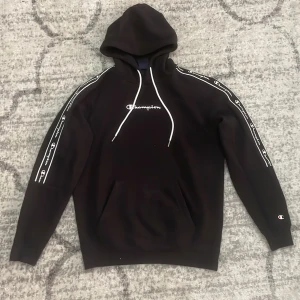 Champion hoodie  - En mycket skön tröja som är i mycket bra skick köpte den för 500kr 