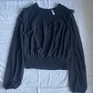 svart NewYorker blus - svart croppad blus från NewYorker. köpt förra året men aldrig kommit till användning.