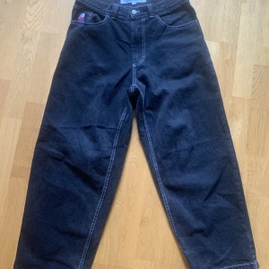 Polar skate Big Boy jeans - Råa Big Boy svarta med vit kontrast stickning med gamla original logo/gubben ofc. Condition 9/10, ord pris 1349. 