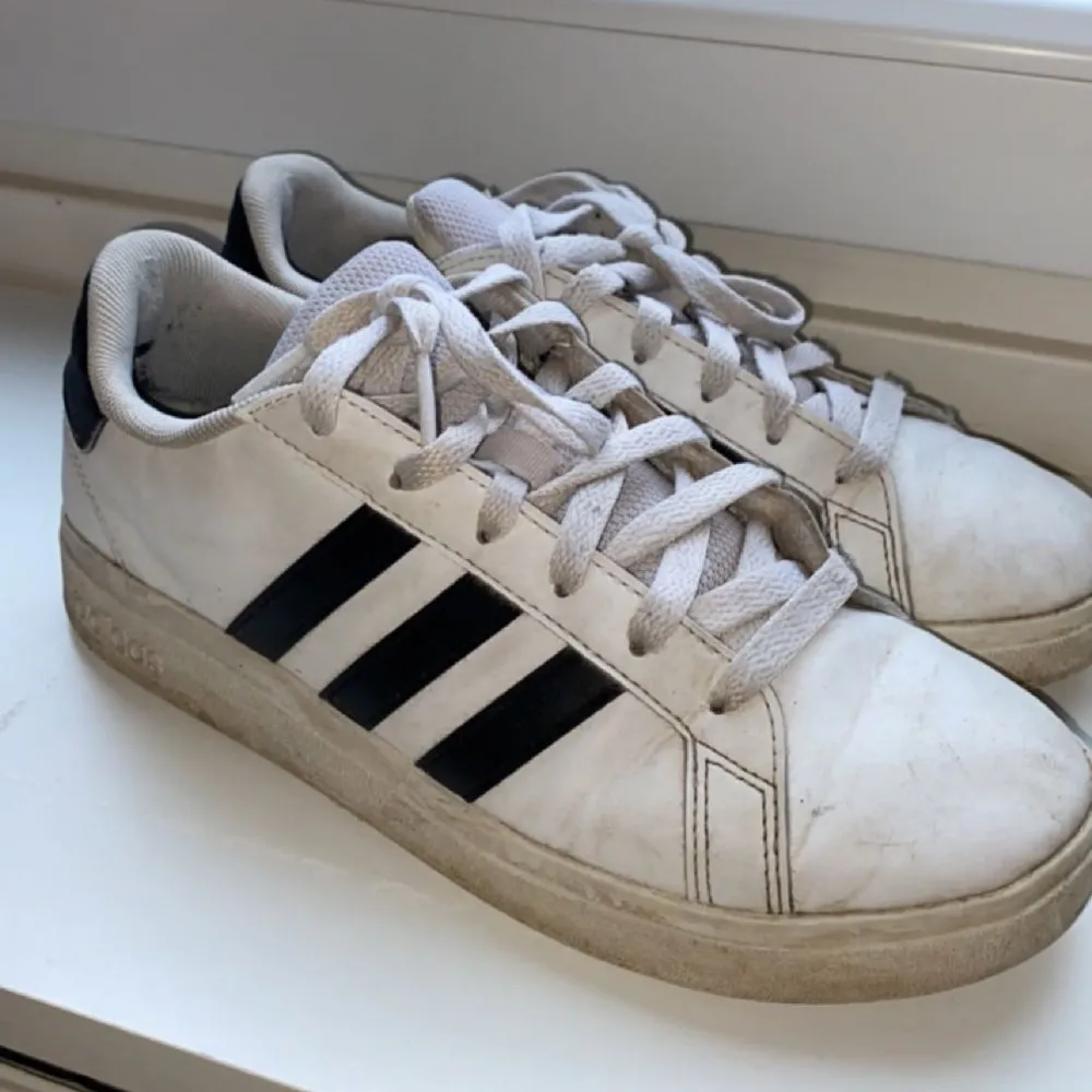 Adidas skor, kommer tvättas innan de skickas iväg men kommer tyvärr inte bli nyskick. Lite slitningar bak vid hälen på den ena men verkligen inget som syns. . Skor.