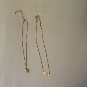 Guldiga halsband - Guldiga halsband från H&M. Ett med en fjäril 🦋  Ett med texten ”Dream” 🌟 15kr st💗💗