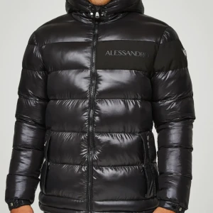 Alessandro  Zavetti jacka oanvänd - Jag säljer den då den va för stor för mig. Och dum som jage så tog jag bort lapparna och hade på mig den en dag.  den såg helt enkelt  ba konstig ut på mig då den är stor i storleken. Skriv till mig om du vill ha bilder på Jackan om du är intresserad