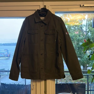 Tommy jeans jacka - En perfekt jacka att ha inför hösten. Skönt material och bra kvalite. Om du är intresserad, låt mig veta!