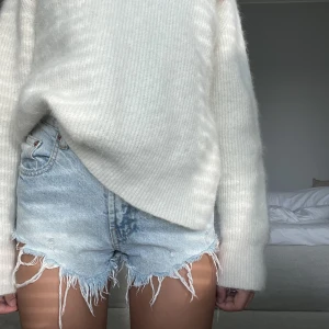 Zara jeans shorts - Fina jeans shorts från zara super fin ljus blå färg men är för små nu har inte använt så många gånger