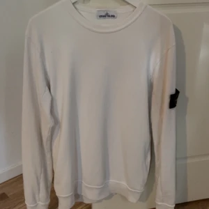 Vit Stone island - Vit Stone island i jätte fint skick, pris 800kr.