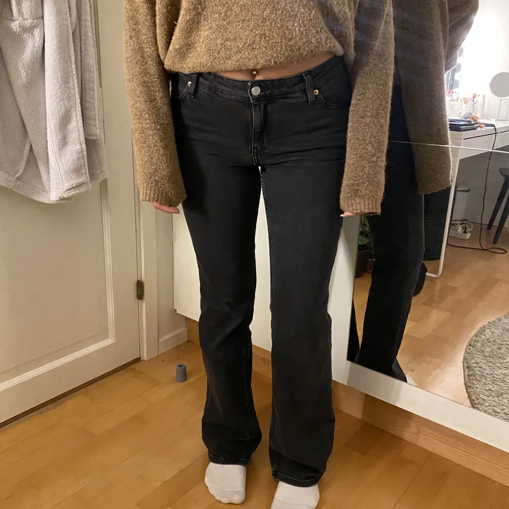 ❣️Helt nya jeans från Monki i modellen Wakumi!!❣️ • Endast använda en gång då de är lite för stora på mig (obs tjejen på bilden är strlk 30).  •Finns inga som helst tecken på slitage❣️❣️  Mått: Midja 38cm Innerbenslängd 80cm Ytterbenslängd 105cm . Jeans & Byxor.