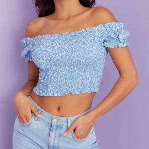 Blå mönstrad crop top - Säljer denna blå mönstrade crop top! Använd ca 2 ggr.🩵 Skicket är nyskick.  Nypris: 299:- Mitt pris: 99:- 