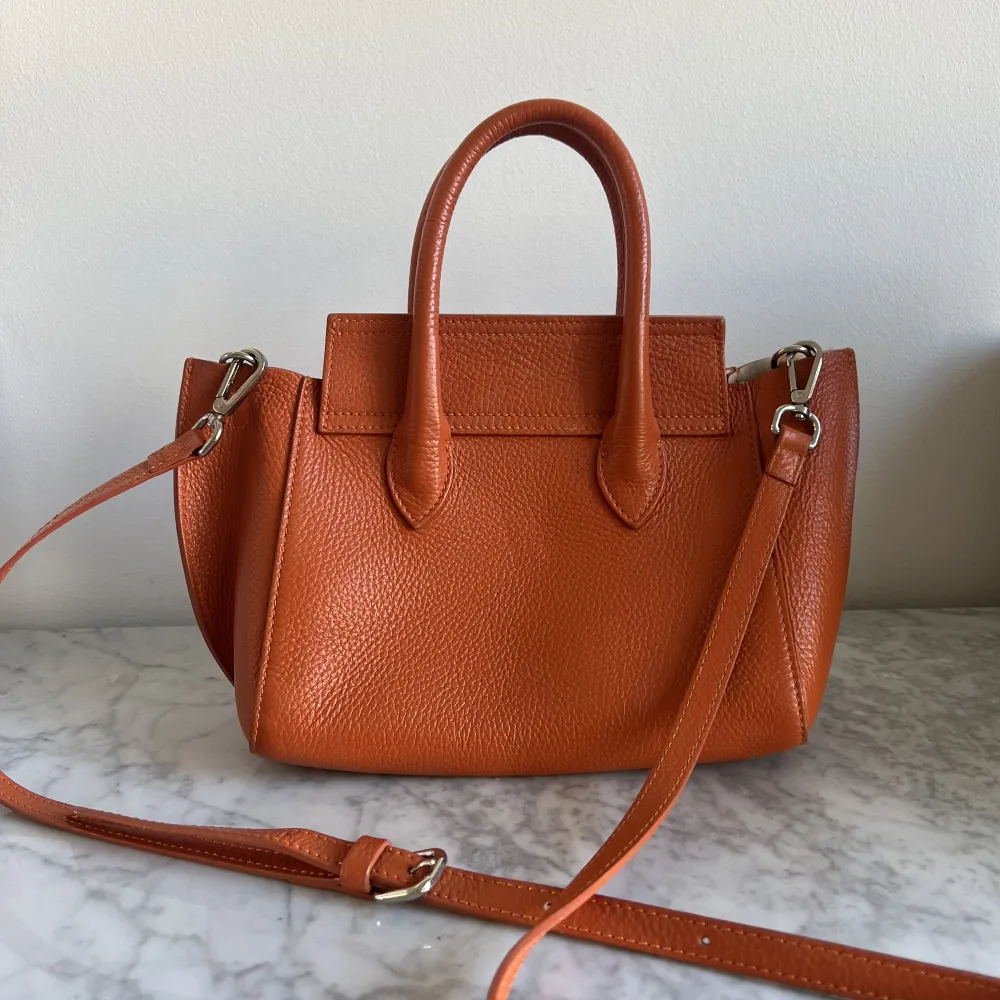 Så fin orange väska 🤍 köpt för 1500 kr i en liten butik i Italien men märket är Tosca Blu. Väl använd och därav mindre tecken på slitage (bilder vid förfrågan). . Väskor.