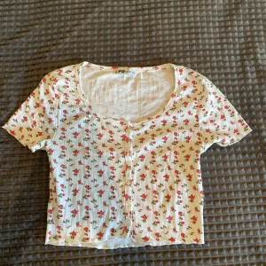 Blommig topp  - En jättesöt blommig topp i storlek S från New yorker. Använd fåtal gånger och i fint skick 