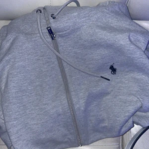 Polo zip hoodie äkta - Kvitto finns inte. Inga defekter!!!  Jag tar byten mot andra polotjockyröjor