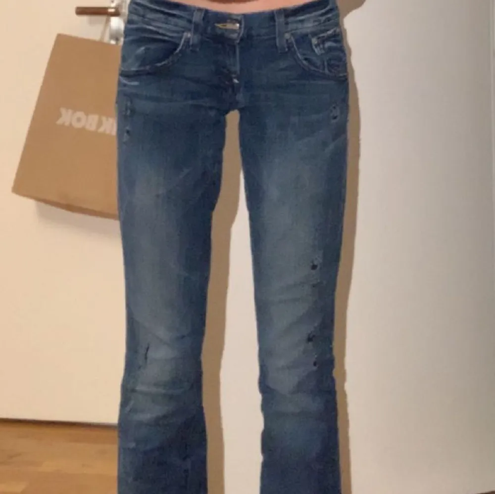 Low wasited jeans med raka ben från lee. Supersköna och sitter bra!. Jeans & Byxor.