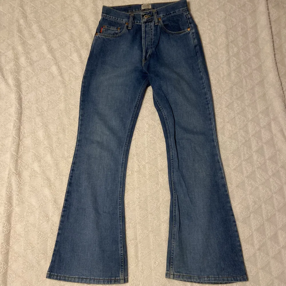 Assnygga blåa bootcut jeans i superfint skick, hittar ingen storlek men passar mig som vanligtvis har 36, fråga gärna om mått annars! <3 DM vid frågor och bild på osv! . Jeans & Byxor.