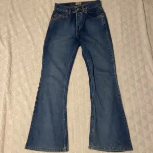 Assnygga blåa bootcut jeans i superfint skick, hittar ingen storlek men passar mig som vanligtvis har 36, fråga gärna om mått annars! <3 DM vid frågor och bild på osv! 