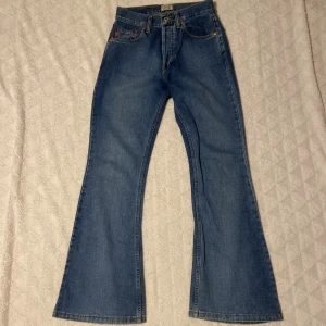 Bootcut jeans 💙 - Assnygga blåa bootcut jeans i superfint skick, hittar ingen storlek men passar mig som vanligtvis har 36, fråga gärna om mått annars! <3 DM vid frågor och bild på osv! 