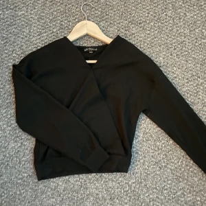 Fin svart blus - Svart blus med v öppning, skön o braskick 