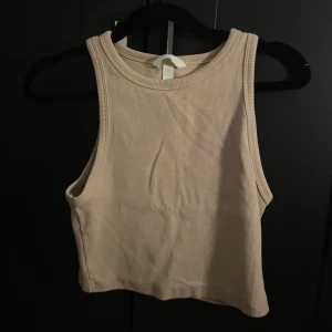 H&M tank top  - H&M tank top storlek M men skulle säga mer S men väldigt stretch i.