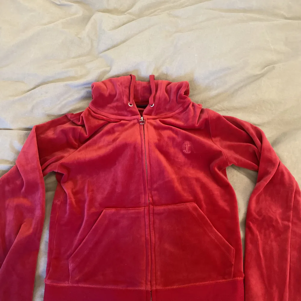 Säljer min röda Juicy tröja då den inte kommer till användning, har använt den 1-5 gånger så de är nytt skick. Säljer den för minst 700kr då original priset är 1200kr. Köparen står för frakten💕. Tröjor & Koftor.