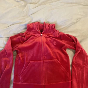 Röd Juicy Couture tröja - Säljer min röda Juicy tröja då den inte kommer till användning, har använt den 1-5 gånger så de är nytt skick. Säljer den för minst 700kr då original priset är 1200kr. Köparen står för frakten💕