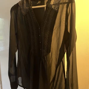 Svart blus  - Svart ifrån vero moda, aldrig använd🤍