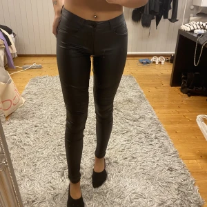 Skinnbyxor Only - Skinnbyxor med räfflor över knäna från Only Storlek 34 (passar 34/36) stretchiga