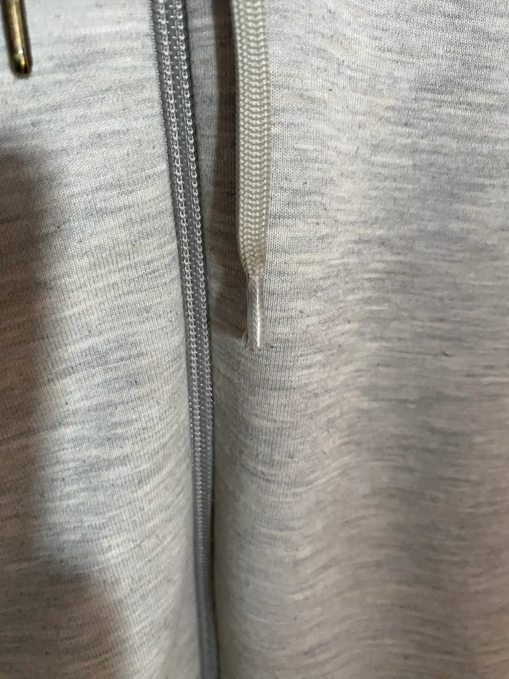 Säljer min grå polo Ralph lauren zip up hoodie pga jag inte använder den längre. Bra sick förutom att ena metallbiten från söret har låsnat. Nypris 1799kr. Hoodies.