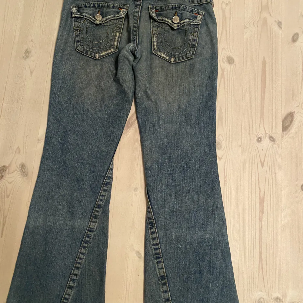 Säljer mina True religion jeans, storlek 29 men passar 28. Sitter jättebra men jag har växt ur dem💗 har ett pytte litet hål. Jeans & Byxor.