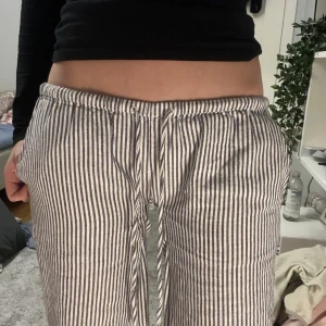 HM linnebyxor - Superfina slutsålda linne/pyjamas byxor💕 Sytt ner till lågmidjat, skriv om du är intresserad!