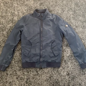 J.Lindeberg jacka  - Säljer denna J.Lindeberg jackan pga att den är för liten men den är i väldigt bra skick och inga skador på sig. 