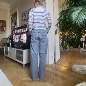 Stickad randig tröja  - En vit, röd och svart randig tröja i bomull. Superskön och häröig nu till hösten! 