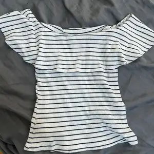 Säljer min off shoulder topp från mango, den har fått en deltävling på sig vid bröstet men , jag tror den går bort i tvätten , är i bra skick annars 