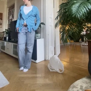 Kofta - Supersöt turkos kofta med snörning och volang! 